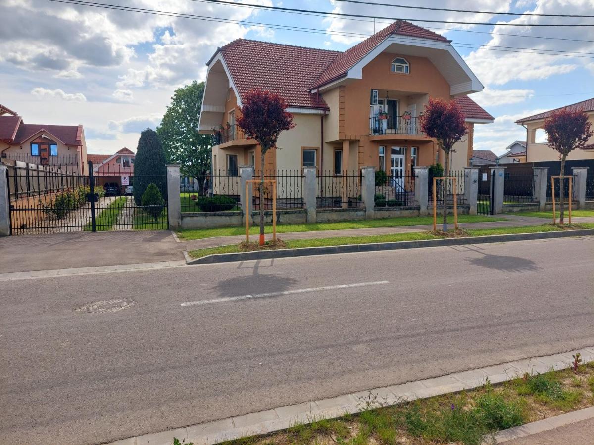 Вілла Casuta Cu Tei Орадя Екстер'єр фото